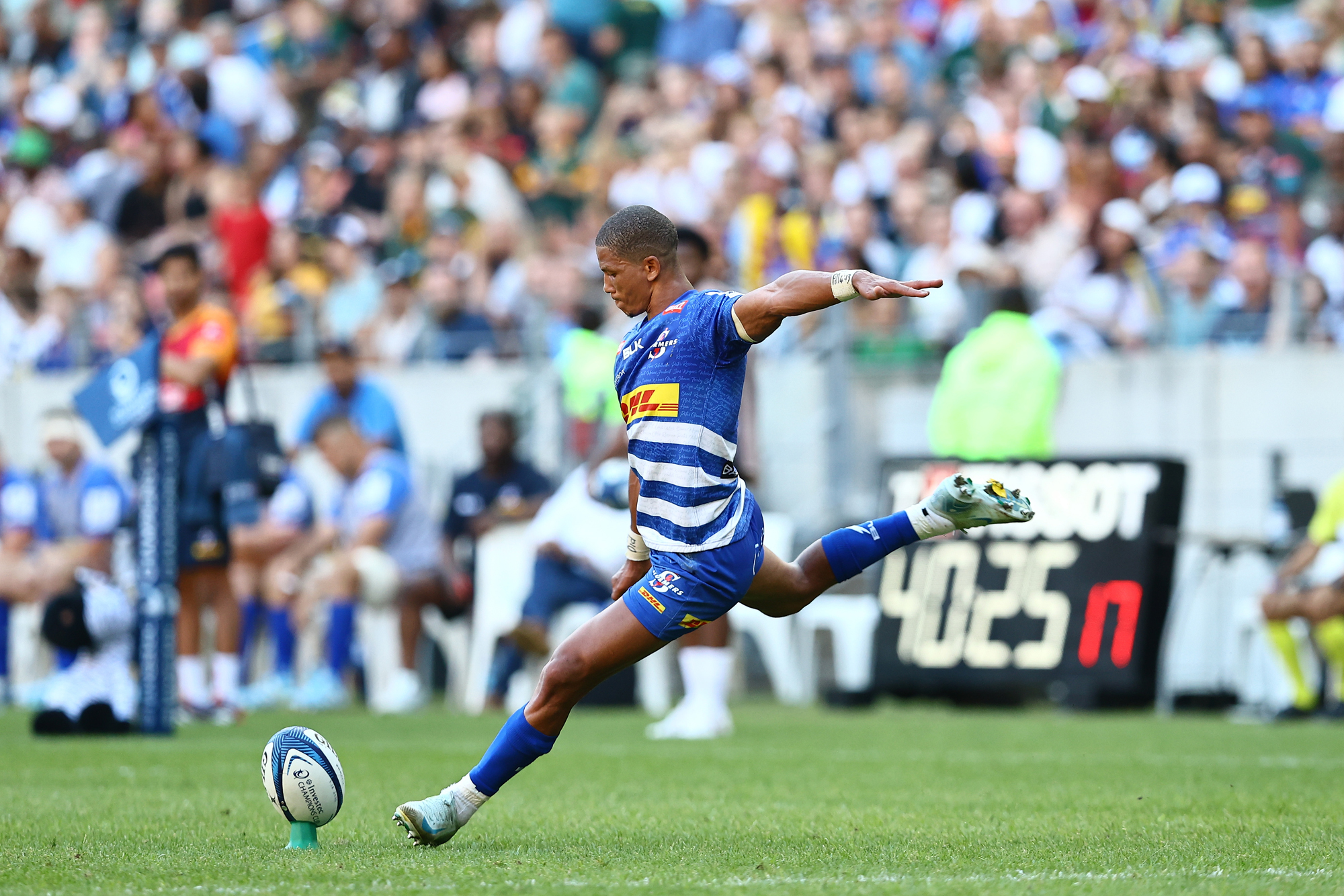 Manie Libbok kicks a conversion during Stormers