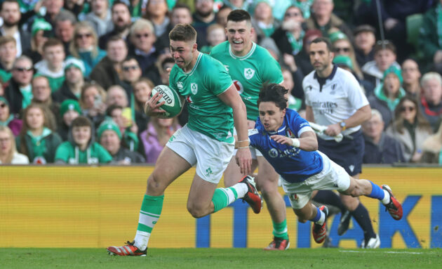 L'Irlandais Jack Crowley échappe au plaquage d'Ange Capuozzo lors du match des Six Nations 2024 contre l'Italie.