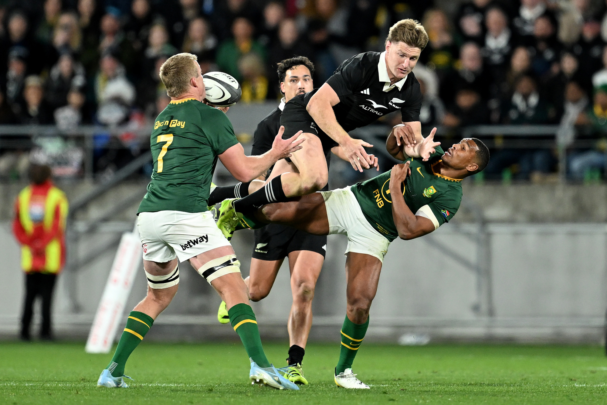New Zealand’s Jordie Barrett and South Africa’s Damian Willemse compete for the ball during the teams’ second 2025 Rugby Championship match in Wellington.