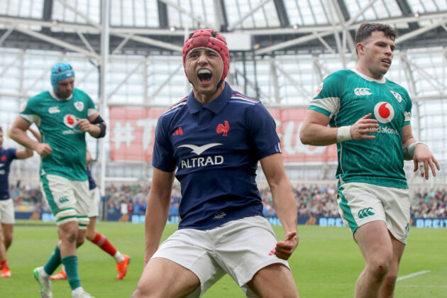 L'ailier français Louis Bielle-Biarrey célèbre après avoir marqué l'essai d'ouverture contre l'Irlande lors du match des Six Nations 2025