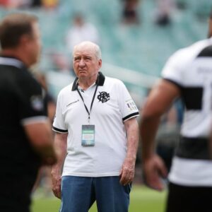 Le tribunal apprend comment l'ancien entraîneur des Wallabies, Alan Jones, a embrassé et peloté un homme