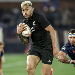 Les All Blacks en empilent 50 sur les Bulls pour rester invaincus lors de la tournée Greatest Rivalry