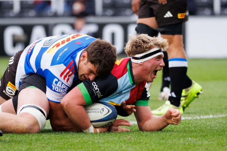 Jack Kenningham célèbre un essai pour Quins contre Stormers
